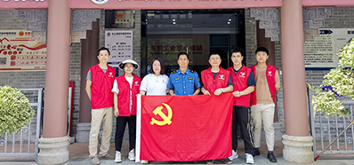 5163银河手机版党支部丨“爱在一起，，，，，，卫爱而行”慰问环卫工人活动